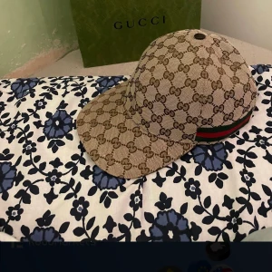 Parajum,  medium  - Gucci keps 