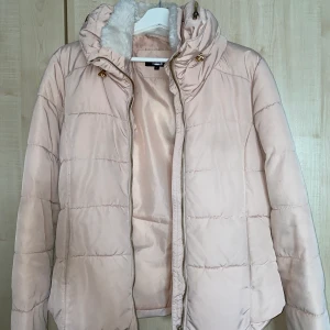 Vinterjacka - Varm vinterjacka med hög krage och inbyggd luva, flitigt använd men fortfarande i väldigt bra skick <3