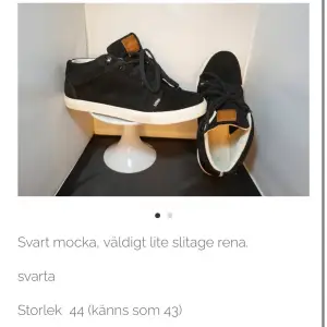 Dessa sneakers warp  44or men känns 43.  Mocka.