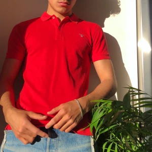 Gant piké  - Rensar garderoben på knappt använda kläder‼️ Denna piké är använd ett par gånger men inget slitage. Storlek 158-164 (jag är 175 på bilden). (Rök & djurfritt hem) Checka gärna profilen för andra kläder✨