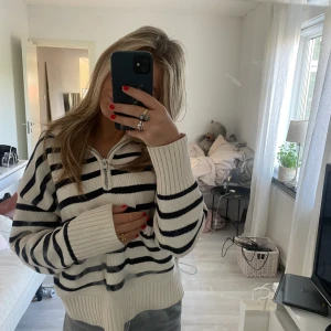 Randig tröja från zara  - En randig tröja från zara, med två fickor och dragkedja, skriv för fler bilder! 