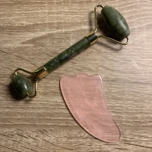 Jade roller/massagesten  - Massagestenar i fint skick, knappt använda. Köpta från Glossybox och Dollarstore. Säljer för att de aldrig kommer till användning. 💗