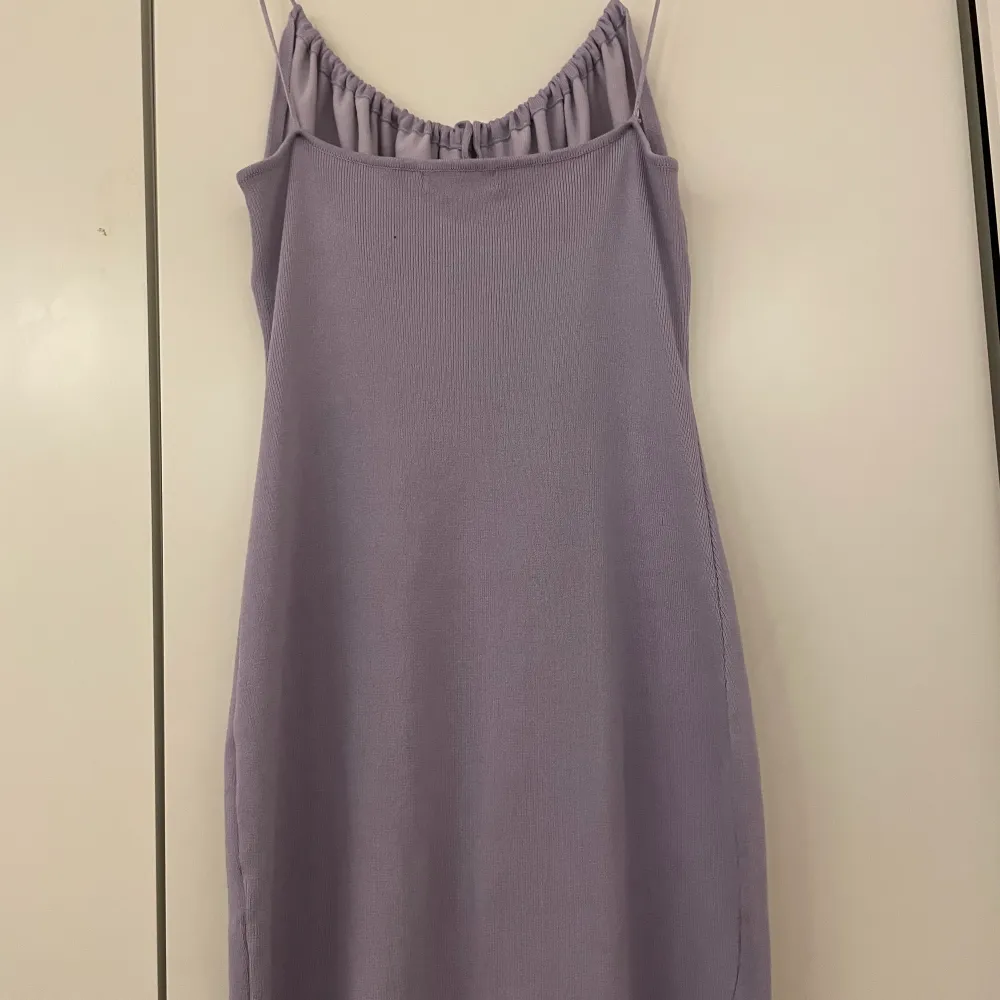 Säljer denna lila klänning som jag köpte på shein förra året. Användes en gång på en student annars har den bara legat i garderoben. . Klänningar.