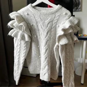 Stickad tröja  -  As fin stickad tröja som tyvärr inte kommer till användning ❤️xs men sitter som s-m 