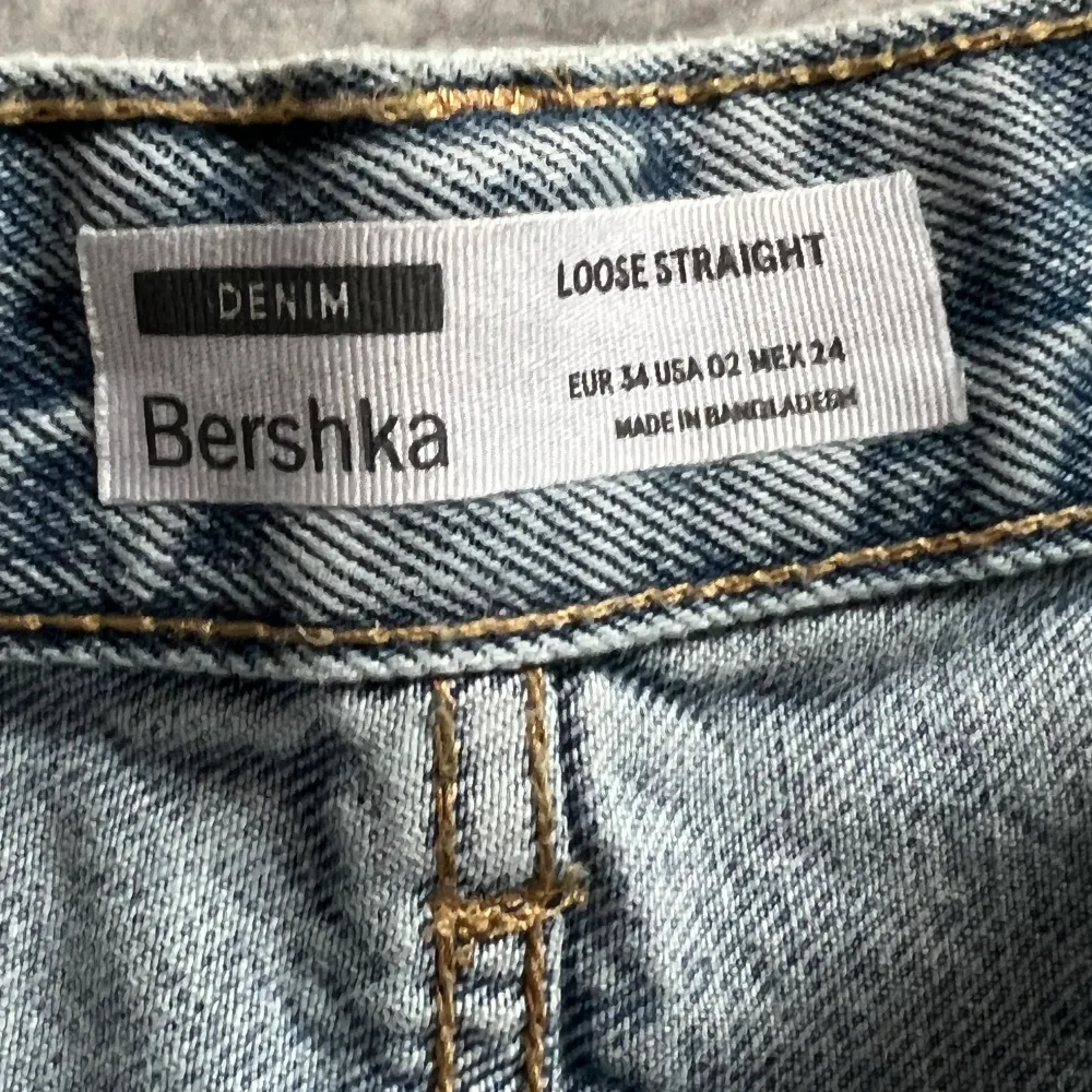 Helt oanvända jeans från bershka säljs pga att jag beställde fel storlek . Jeans & Byxor.