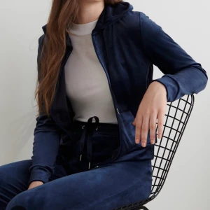 Mjukis dress  - Mjukis dress från Ginatricot. Fint skick. Byxor har storlek M och tröjan XS. 