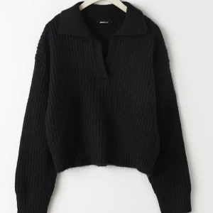 stickad tröja  - säljer denna fina stickade tröja i storlek M men passar mig som oftast har XS eller S. säljs för den inte kommer till användning. endast använd 1 gång💓frakten ligger på 79kr