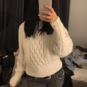 Stickad tröja - En vit stickad tröja, aldrig kommit till användning