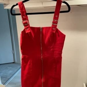Hängsleklänning - Jättecool hänglseklänning från topshop! Röd med dragkedja igenom!