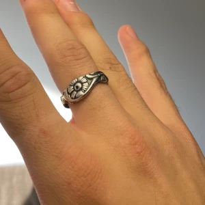 Hemmagjord sked-ring - Egengjord ring med blom-mönster! Ringen är rostfri och färgar inte av sig! Hör av dig om du har några frågor eller om fler bilder önskas! Frakten kostar 13 kr!!