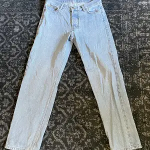 ljusa jeans från sweersktbs storlek 28 köparen står för frakt!