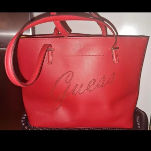 Guess Tote Bag - Nyskick aldrig använd, äkt a skinn