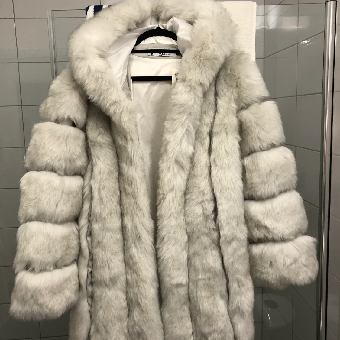 Oanvänd pälsjacka i fuskpäls