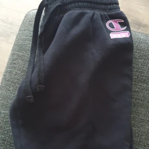 Champion - Svarta champion mjukis i storlek s ej använda