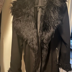 Svart pälskappa - Svart pälskappa köpt från dennis maglic (använd) pälsen är äkta men lite förstört c