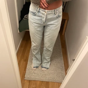 Zara jeans  - Ett par ljusblå zara jeans med slits som blivit för stora för mig :( storlek 40! 💙