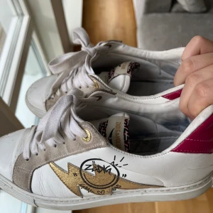 Zadig & Voltaire skor - Säljer nu mina skit snygga Zadig skor! 💕de är i bra skick de ända är att de har några  skrapmärken i fram 💕priset kan diskuteras! (orginal pris är 3000) 