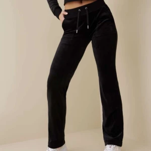 Juicy byxor🖤 - Säljer fina juicy byxor, dem är i bra skick och är köpta för någon månad sen🖤