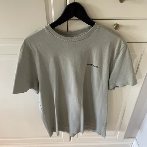 Arigato t-shirt  - Säljer en arigato t-shirt i storlek M sitter hyfsat boxy. Nypris var 850.