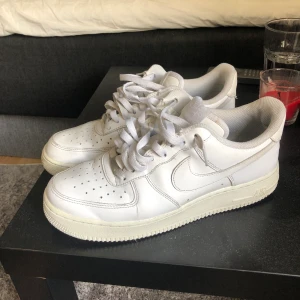 Air force 1 - Säljer ett par air force 1 i storlek 42.5, skick 8/10, ingen box eller kvitto då jag slarvat bort det därav säljer jag dem lite billigare, 500kr+frakt kan diskuteras, storlek 42.5