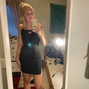 Hm - Svart kort klänning, använd ett få tal gånger, väldigt fin men för kort på mig!!💕💕☺️☺️☺️