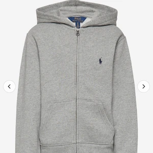 Ralph lauren zip hoddie - Säljer min Ralph lauren zip hoddie. Väldigt bra skick då den inte kom mycket till användning! Storlek L men den är liten i storlek så skulle säga att den är som S. Nypris 1000❣️❣️