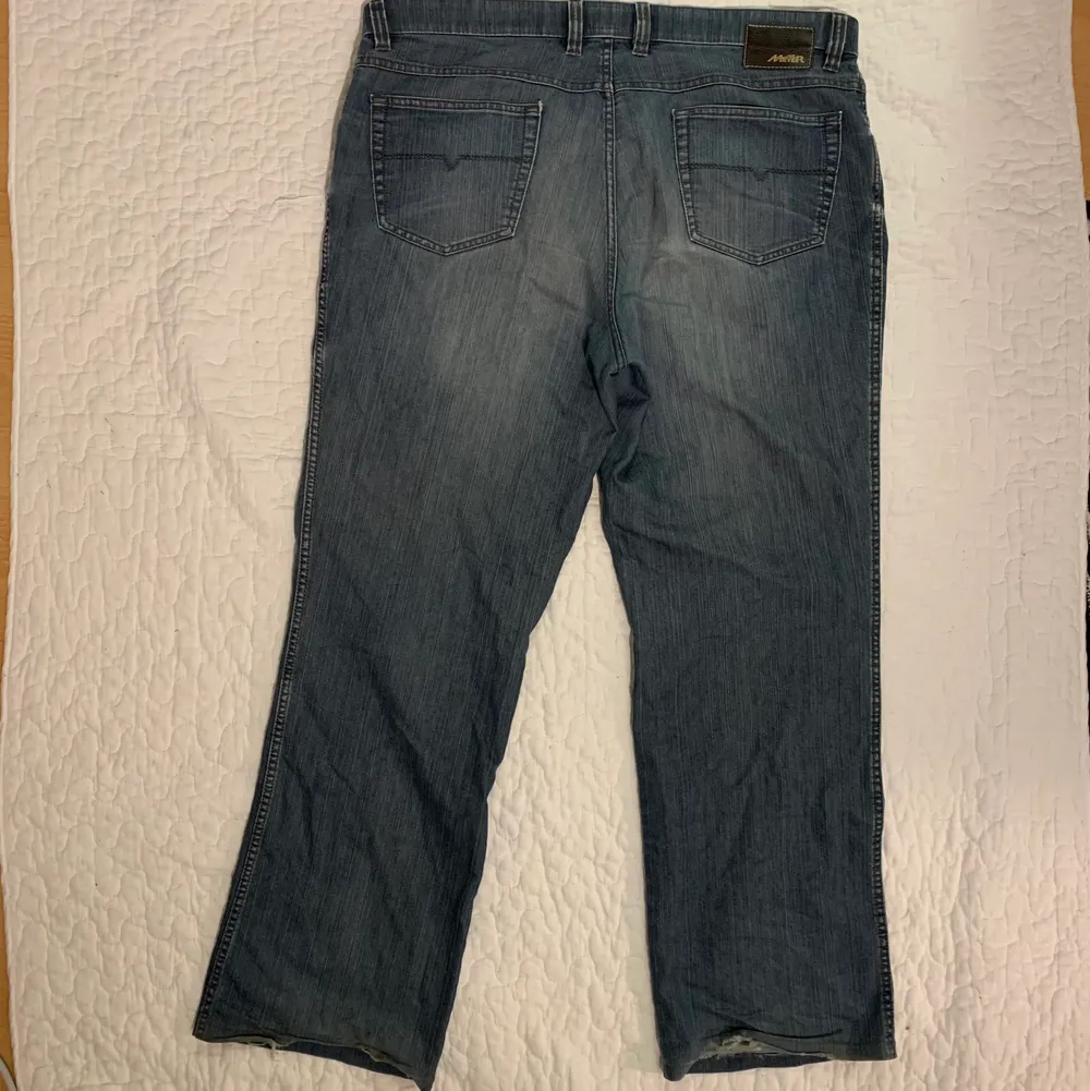 Vintage baggy jeans i märket Meyer. Storlek står på typ Tyska W L 102/87 men skulle säga att det är som W L 44/42 killstorlek. Jeans & Byxor.