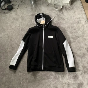 Hugo boss dress (saggy) - Hugo boss dress modellen saggy. Storlek L på både byxa och kofta. Mycket bra skick. Kvitto finns.