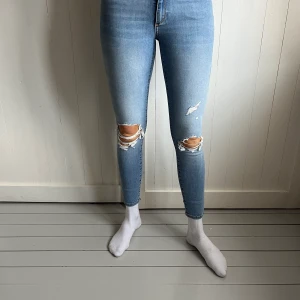 Jeans från bikbok - Jeans ifrån bikbok i strl M! I fint skick. 