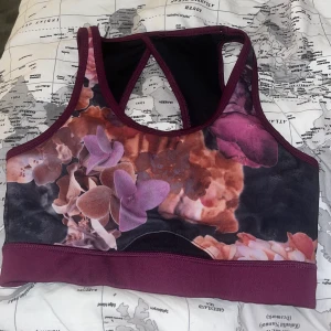 Sport BH storlek Xs - Säljer min sport bh från märket crivit. Aldrig använd då storleken var alldeles för liten. Finns en liten öppning på ryggen. Ordinarie pris är 199kr men jag säljer den för 70kr inklusive frakt på 39kr alltså 109kr.