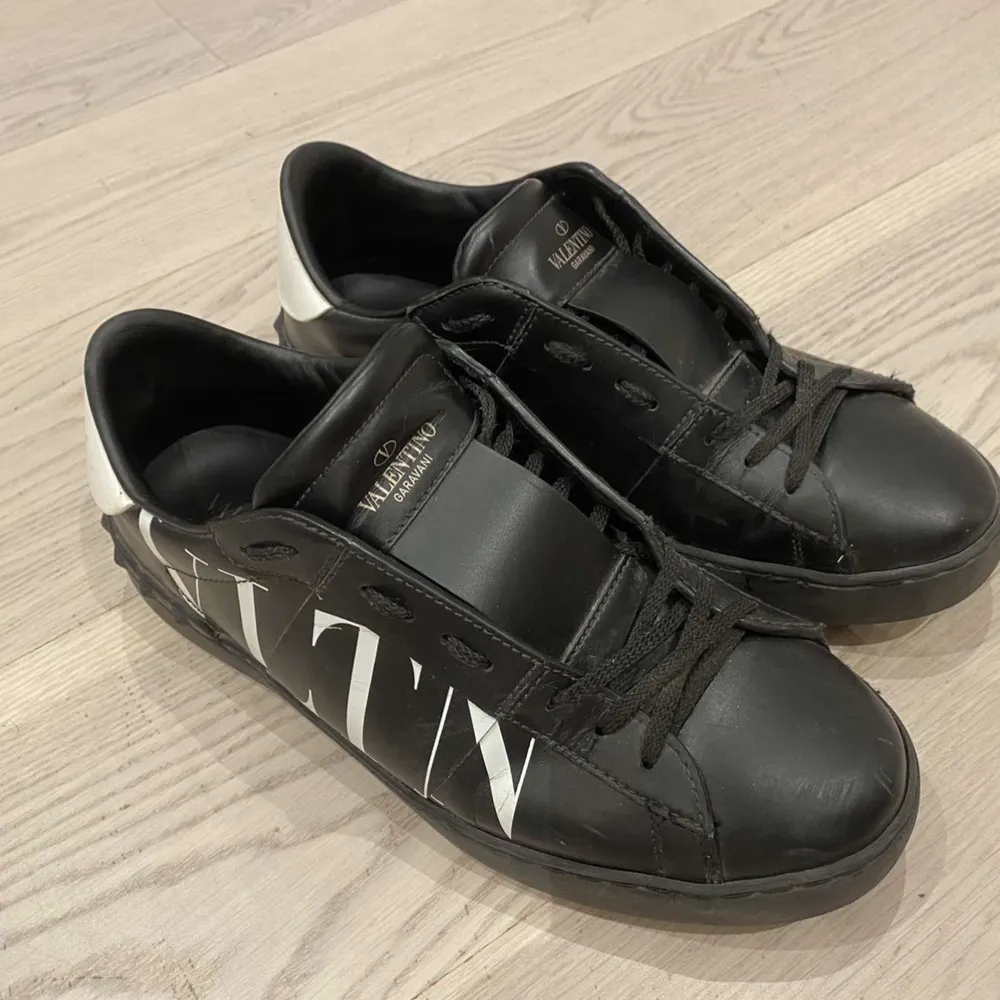 Ett par snygga Valentino skor i storlek 41 men passar bra till 42. Priset är ej hugget i sten, hör av er vid mer information :). Skor.