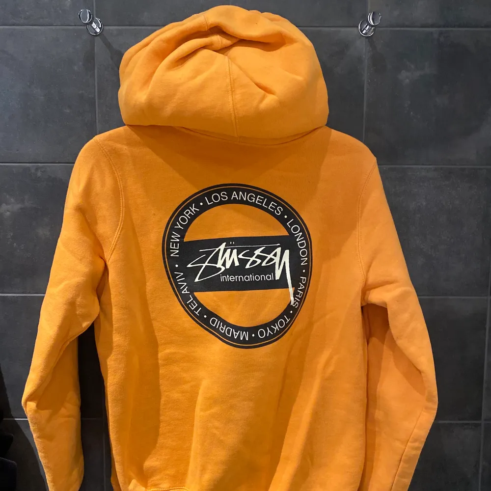 Sparsamt använd stüssy hoodie. Xs, orange. 500 kr, ej inkl frakt😊. Hoodies.