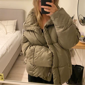 Pufferjacket - Säljer denna sjukt snygga jackan från hm, den är dessvärre helt slut och finns inte på hemsidan längre. Den är otroligt snygg och skön och i väldigt bra skick! Hör av er vid fler frågor eller bilder🥰💗 frakt tillkommer