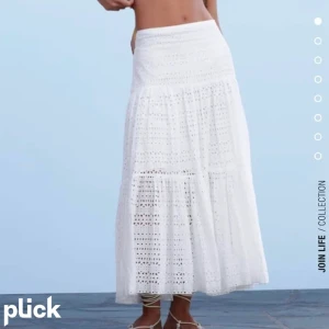 Vit lång kjol - Säljer min jätte snygga vita långkjol från zara!!! Använd fåtal gånger, slutsåld och sjukt gullig!!!🥰🥰🥰