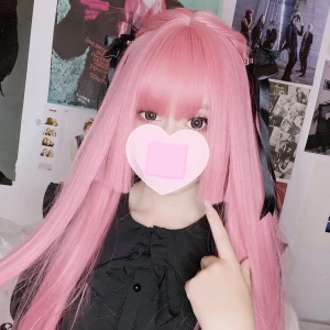 Rosa peruk - Peruk endast använd för denna Photoshoot haha! Säljer för jag köpte en annan rosa peruk jag föredrog. 