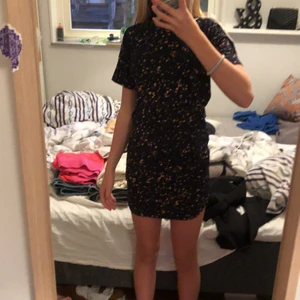 En kort klänning - Aldrig använd. För liten. Har fickor men man ser dem inte. Väldigt skönt matirial. Tog bilderna i bilderna min lillasysters stökiga rum.