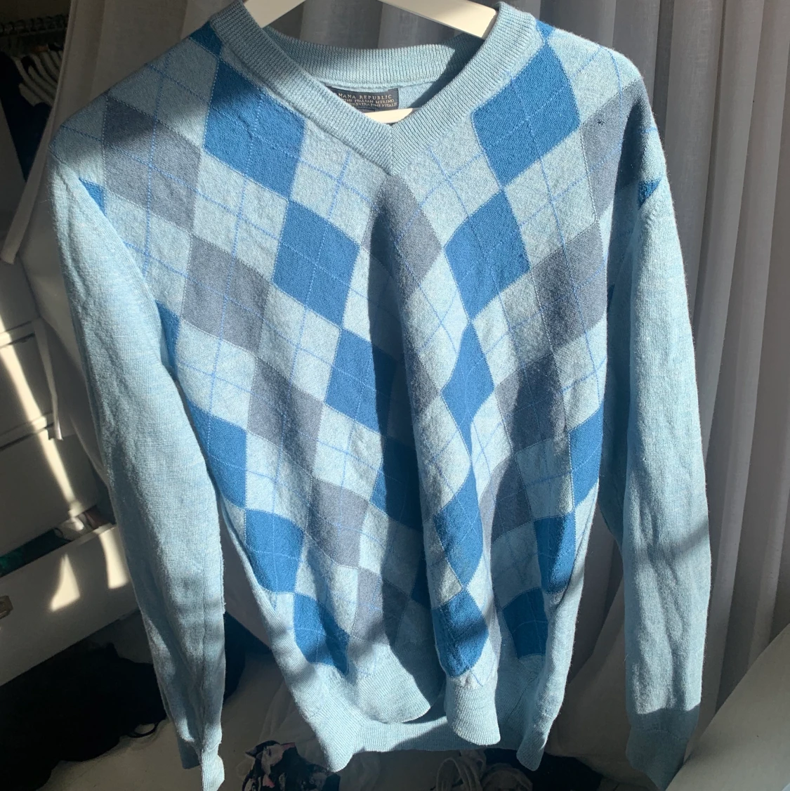 Stickad rutig blå tröja