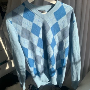 Stickad rutig blå tröja - Jättemysig tröja som är i ok skick. Den har ish 4 små hål som knappast syns💙