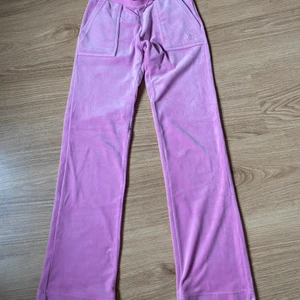 Juicy couture byxor stl xxs - Juicy couture Del Ray, storlek XXS. Fint skick. Färg: Sachet Pink.