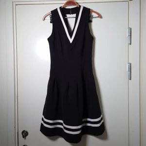 Svartvit klänning - Svart klänning med vita detaljer och lite öppen rygg🌿