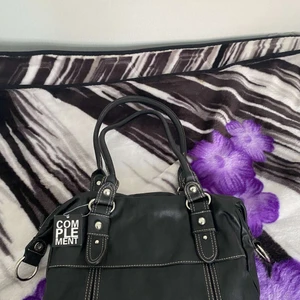 Väska  - Aldrig använd och prislappen sitter kvar. 
