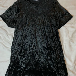 Disturbia klänning - Fin klänning i sammet från det alternativa märket disturbia. Mycket älskad men tyvärr inte min stil längre.