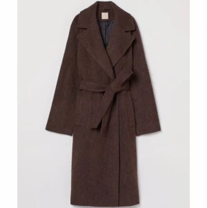 Kappa i trendig brun färg  - Knappt använd kappa  i ullmix! 