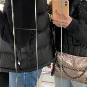 Glittrig väska  - Säljer denna fina väska då den inte kommer till användning, mycket bra kvalitet ❣️