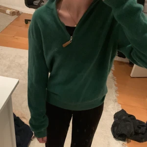 En grön carsemine tröja från Uniqlo😊🤩❤️ - En grön carsemintröja som är i bra skick! Jag säljer den för att den inte kommer till användning💕