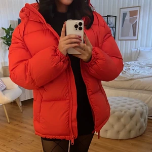 Puffer jacka - Funderar på att sälja denna supersköna jackan från hm. Köptes i början av året och har inga defekter. Jackan är i storlek xs men sitter oversized. Tryck inte på ”köp nu”. Kommer att starta en budgivning vid flera intresserade ❤️