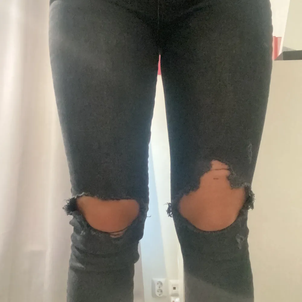 Svarta jeans med hål i knäna som börjar precis under naveln, jättebra skick men jag använder inte de längre. Jag står ej för frakten. Jeans & Byxor.