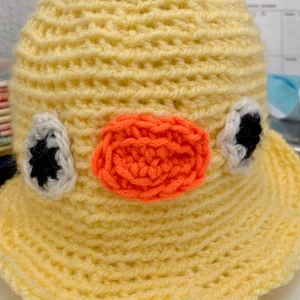 Söt Virkad kycklingmössa 🐣  - Super gullig handgjord mössa som ska föreställa en kyckling 🐥🐥  ish buckethat