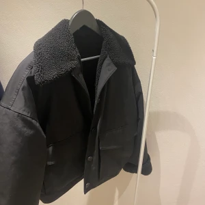 Jacka  - Jätte fin jacka som är fodrad inuti. Varm och skön nu på vintern! Den är i helt nytt skick använd fåtal gånger. Super fin passform och passar till dom flesta tillfällena!!