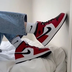 jordan 1 mid chicago black toe - säljer mina unika jordans som just nu säljs nya för  3500kr på stockx! inte använda särskilt mycket, minimalt creasade / passar mig som brukar ha 38-39 :-)
